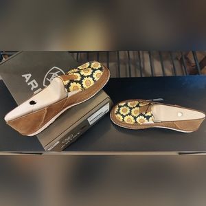 Ariat Womens Cruiser Peanut Field Of Sun 9B Sunflower Pattern NIB